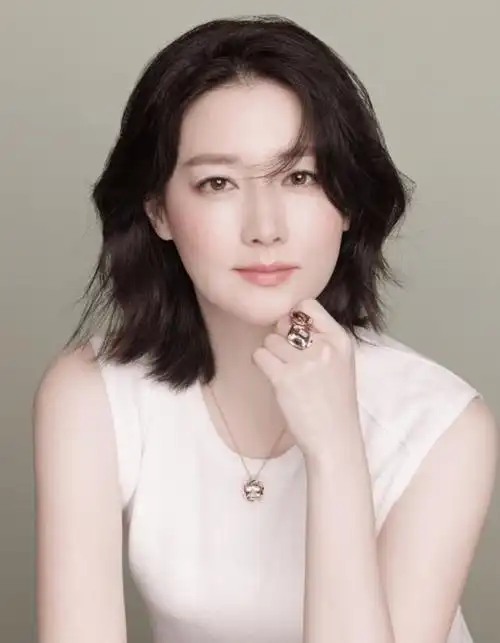 不久前,李英爱还曾经上传过一组个人插花的生活照,她穿着白色简约t恤