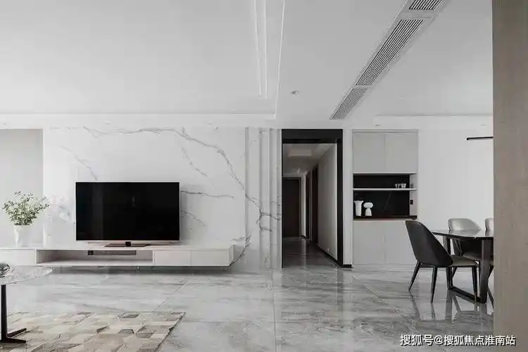 背景墙,与金色真皮沙发合围出华贵的视觉效果;客厅横面,通铺的大理石