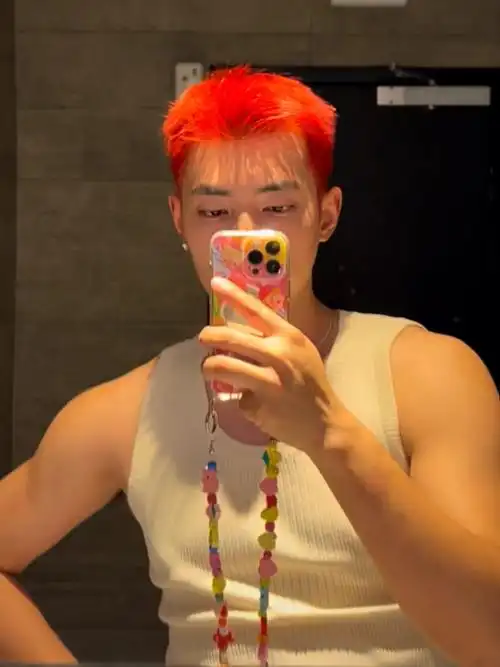 室内看是室内光是浅酒红色,阳光下是偏橘的活力满满的红色,夜幕下是偏