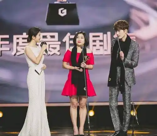 张翰西装长腿出席盛典 张雅玫摘获最佳女演员