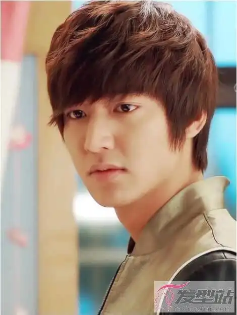 巧克力色,造型优美,半遮住眉眼,修颜效果棒棒哒,看上去还显得男生具有