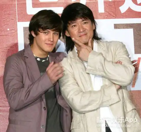 周华健与混血儿子同框,颜值太成熟,一时竟分不清谁是谁爹.