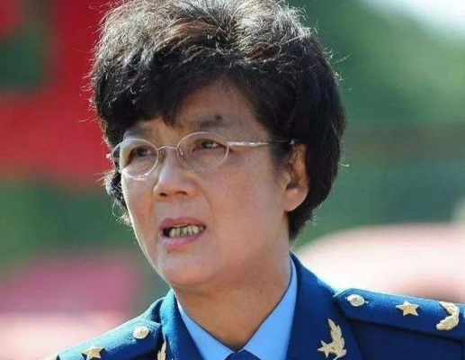 她是建国后"首位"女师长,如今是少将军衔副军级!她是谁?