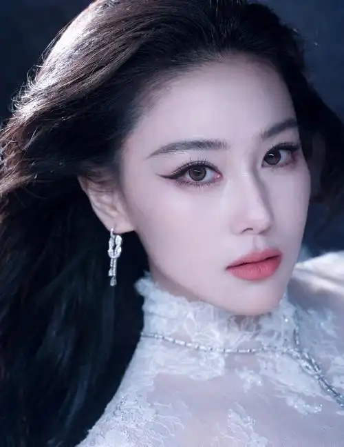 张馨予出席elle风尚大典红毯张馨予身穿半透视蕾丝连衣裙搭配三米长