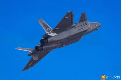 歼20隐形战斗机高清猛照双垂尾做出一动作展现非凡能力