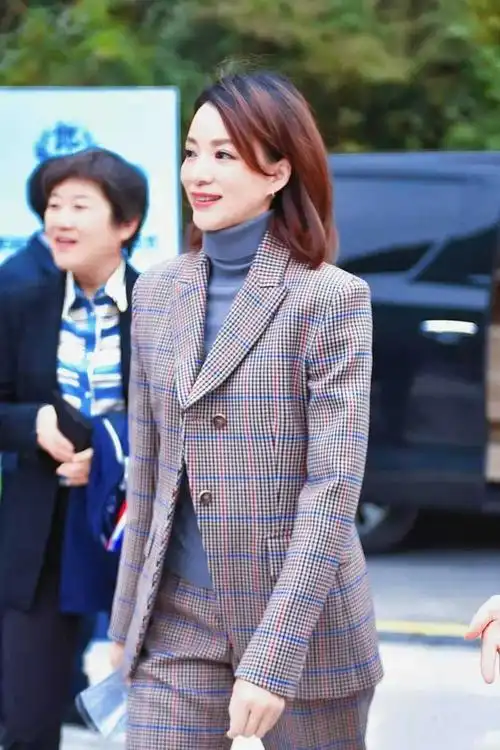 央视主持董卿真厉害!一件高领毛衣配西装户外主持,气质高级