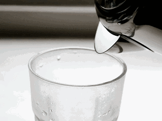 在外吃饭,用开水烫碗筷真能杀菌?一次性给你讲清楚