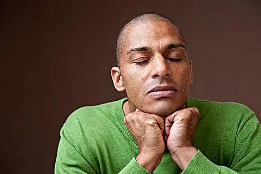 男青年,深色皮肤,托头,手,肖像