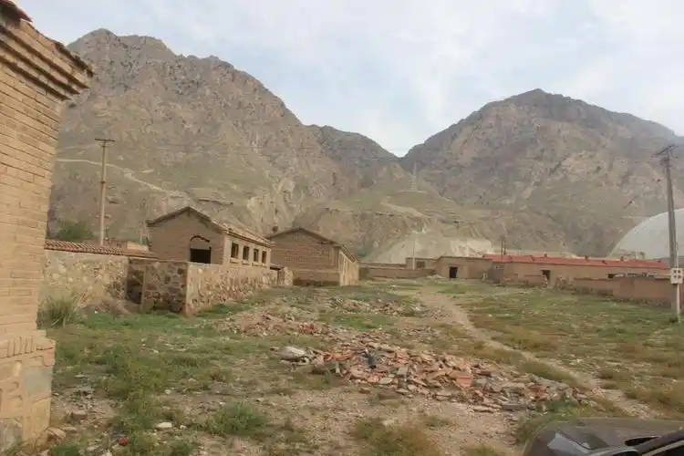 【第一次拍卖】乌拉特前旗原乌拉山镇二师土地及地上建筑物