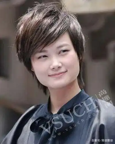 李宇春就属于这种情况,偏低的下颌骨,下颌骨转角小,呈国字脸,气质也