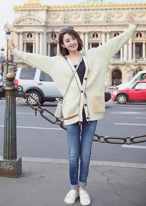 大明星赵丽颖偏爱邻家风,穿针织外套手腕系丝带,俏皮似隔壁妹妹_腾讯