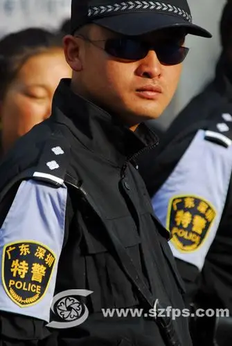 在汶川执勤的深圳特警无学可上的孩子们在青年志愿者的组织下,进行