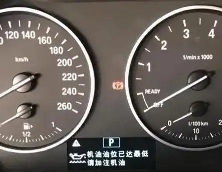 汽车仪表盘有个像油壶一样的标志亮着是缺少机油意思,此时机油已经到