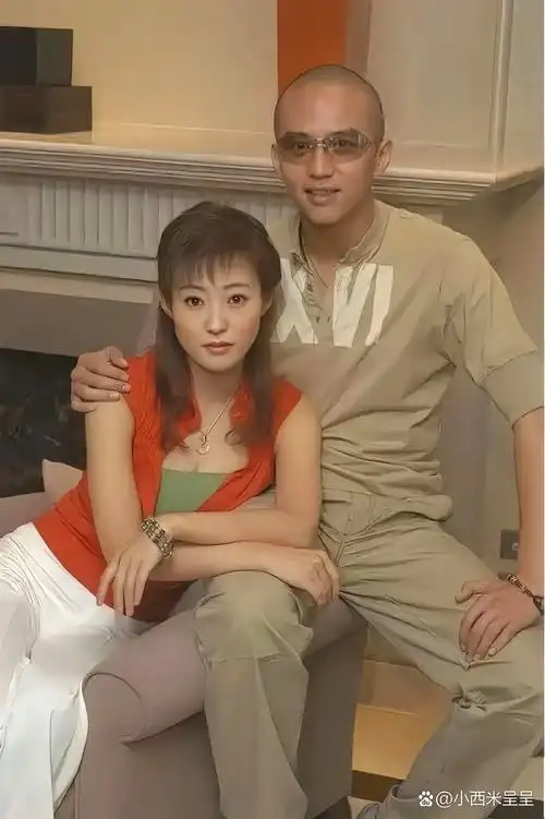 2002年,郝蕾和邓超同居3年,不顾他的反对,接了一部戏,剧中和男演员