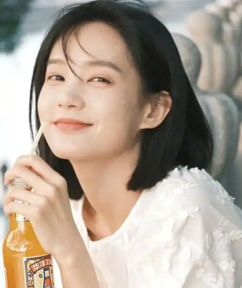 李一桐重游狂飙拍摄地 甜笑青春洋溢