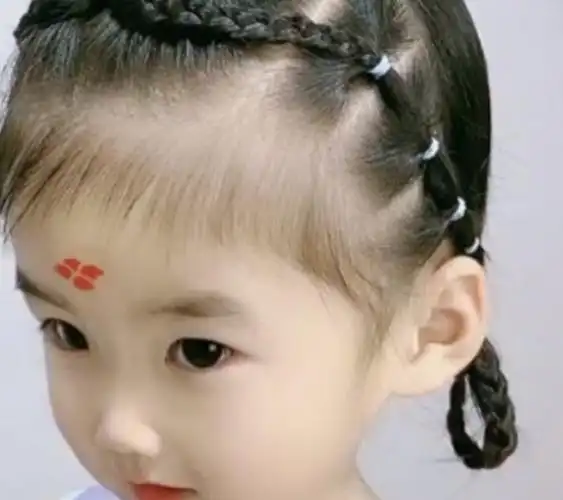 短发宝宝的小辫子这样扎,俏皮又可爱,怎么跳都不会乱!