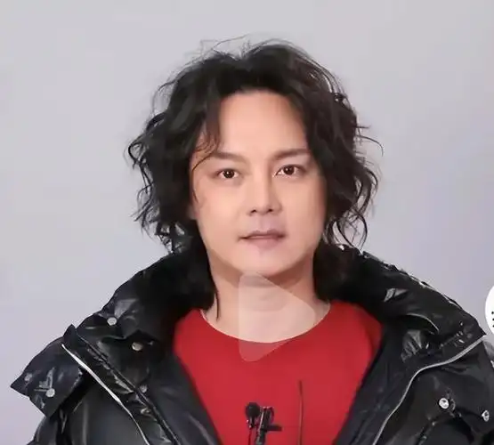 尹正中分发型撞脸秋雅,网友:逐渐娘化