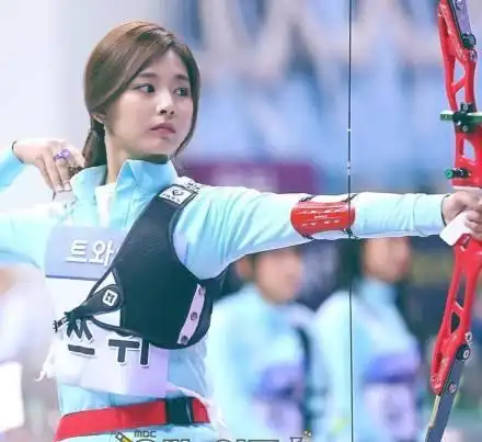 2012年,从小就长相甜美的周子瑜被星探选中,带到了韩国做女团的训练生