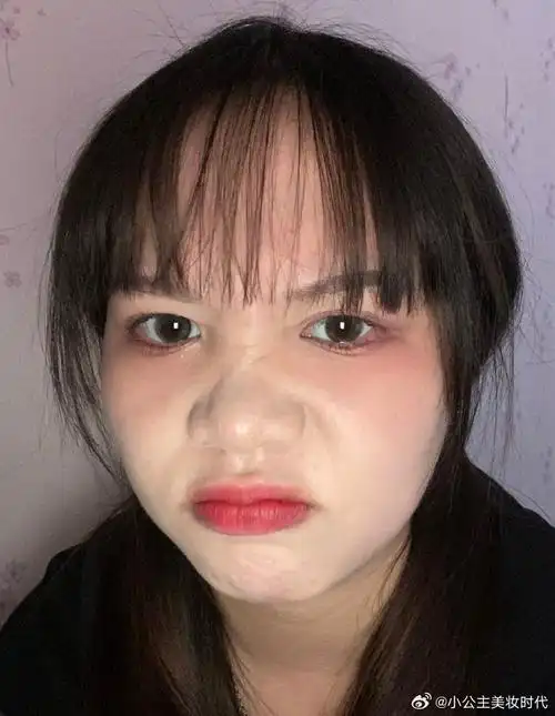 相机似乎会放大一些瑕疵,使得实际上的腮红看起来更为明显