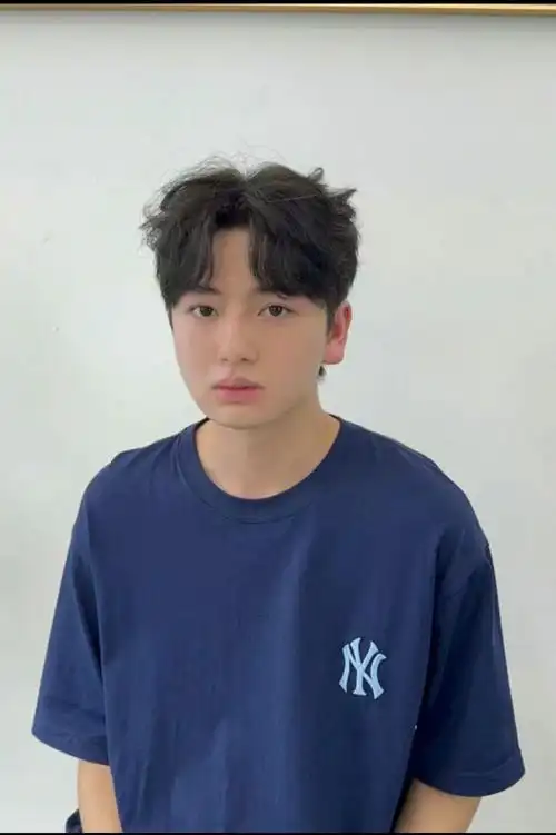 中分发型超帅气