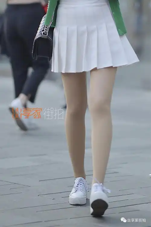 iess丝享家街拍娇俏可爱的肉丝超短裙美女