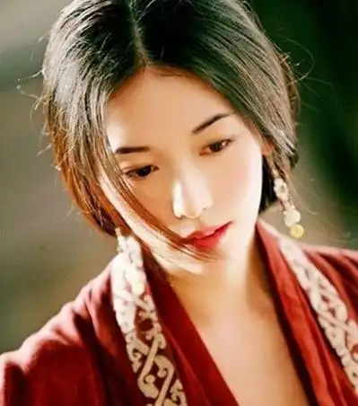 当然最值得惊艳还有女神的古装,这种简单低马尾束发让林志玲看起来仙