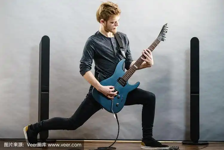 弹奏电吉他的年轻人