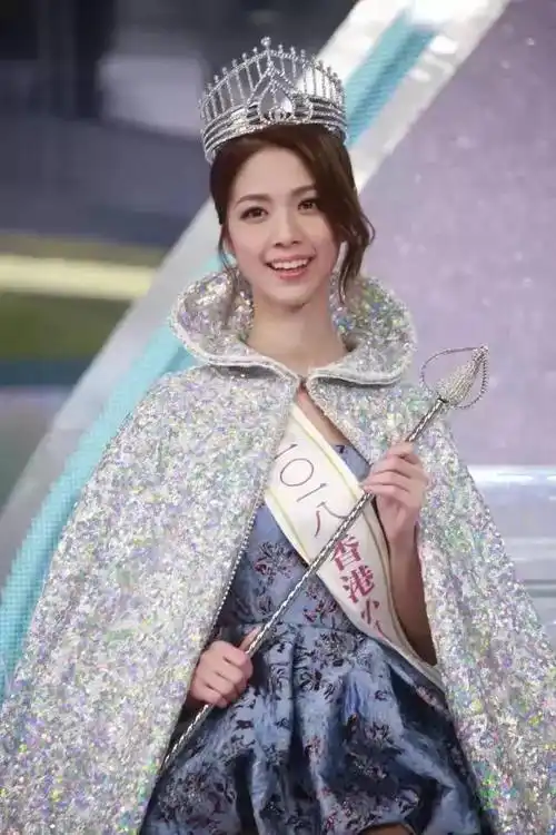 简介:陈晓华,2018年香港小姐冠軍 ,2019國際中華小姐冠軍,美丽动人