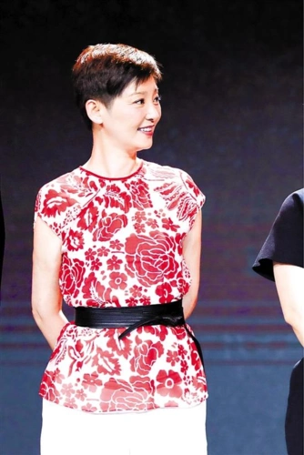 徐帆魅力气质出众红白印花上衣搭配小白裤简洁大气尽显时尚感