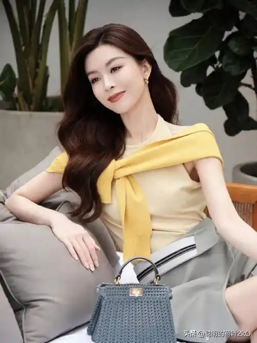 文咏珊背心短裙散发成熟女性韵味优雅迷人魅力四溢