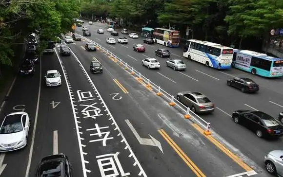 在锯齿车道应该怎么行驶?走错就会被罚款吗?交警:很多人被扣分