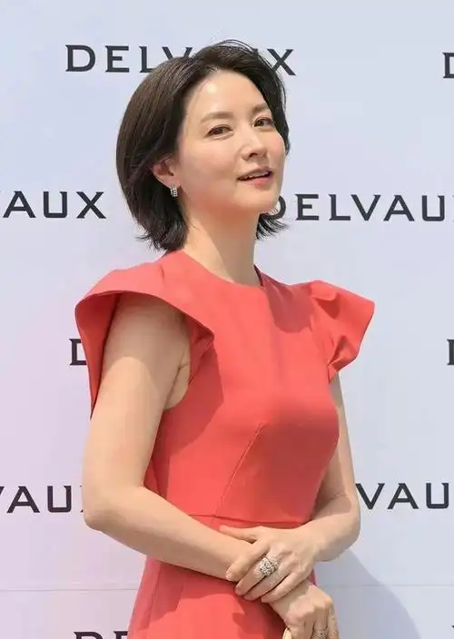 李英爱罕见亮相,穿红裙腰身1尺7,看脸还像30岁太自然|白皙|穿搭|收腰