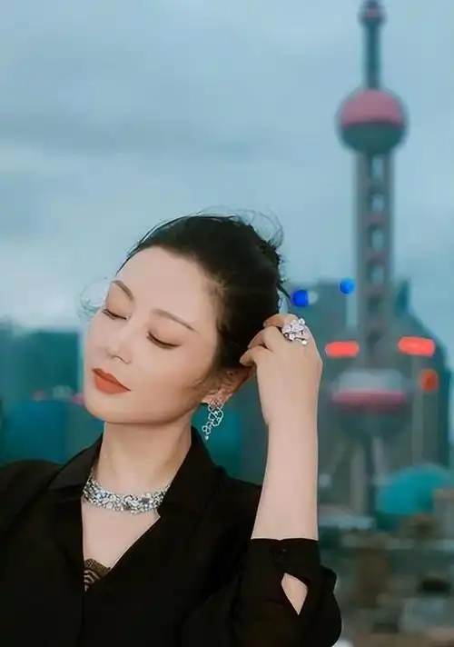 她被称为大陆第一美人两大名导为其疯狂今55岁活得像25岁