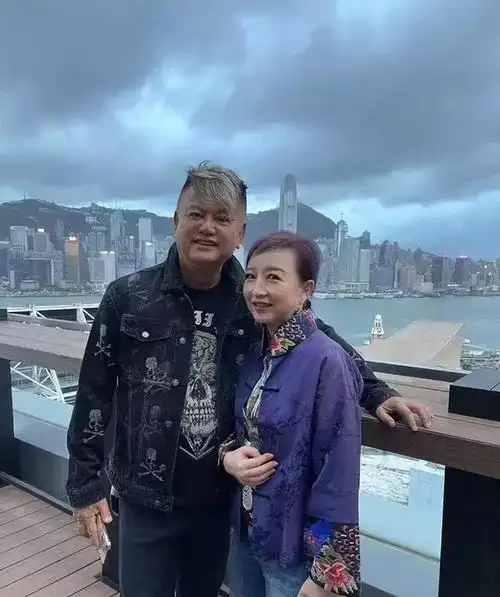 陈百祥庆祝结婚45周年,夫妻携手演绎爱情传奇!