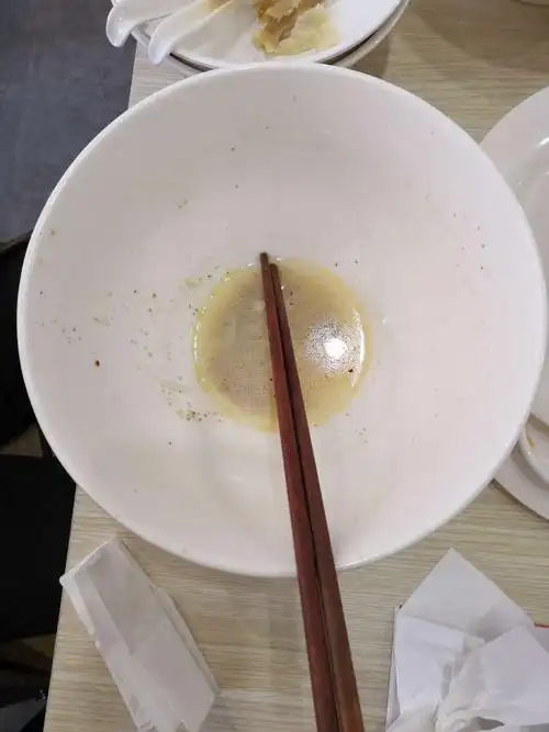 有个赵朋友把碗中的膏汤都吃完了.