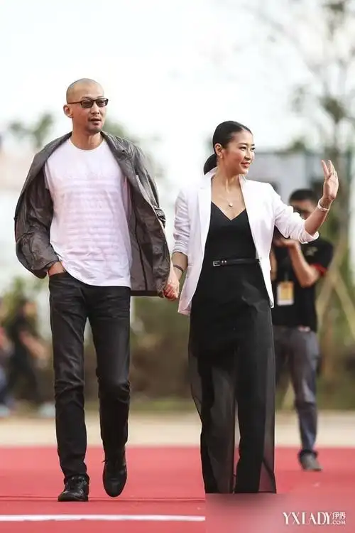 梁静晒照祝老公生日快乐 深深一吻秀尽恩爱