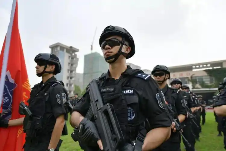 虽然是周末的清晨,杭州这座城市还朦胧未醒,但特警队员们一个个都