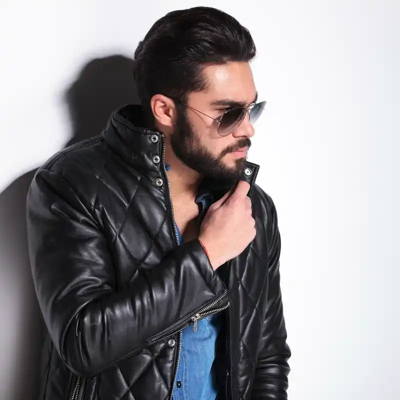 用手托住下巴的时尚男人的侧面画像