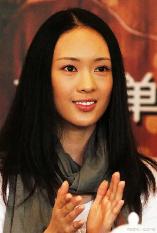 童瑶是一位著名的演员和主持人,因为她的优雅和美貌而备受观众喜爱.