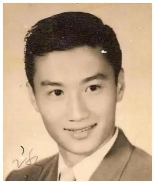 明星早期照片:葛优头发浓密如同小鲜肉,周润发抱着谢霆锋买可乐