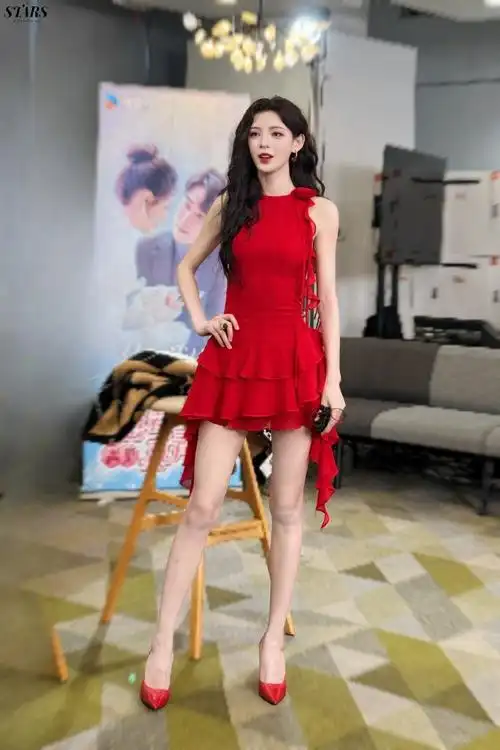 姐姐的腿～  请自行查收    9499@张予曦    #张予曦瑶身一变##猜