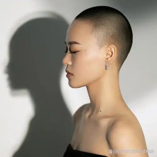 反叛传统,还是展现勇气和独立,剃光头已经成为一种时尚和自我表达的