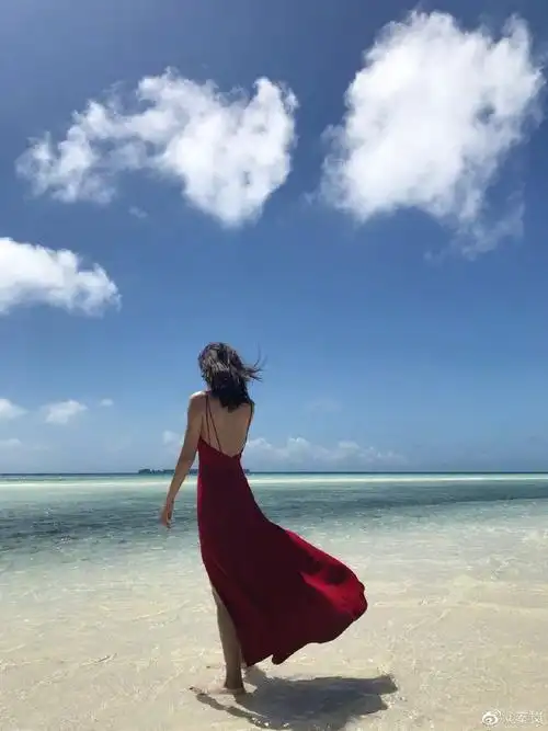 秦岚穿红裙大秀性感美背 好身材引粉丝称赞