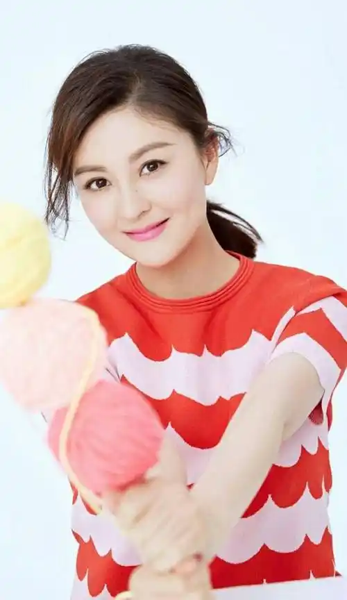 原创41岁戴娇倩容颜耐打身材有料真是成时尚女人味十足