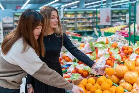 美女买水果图片