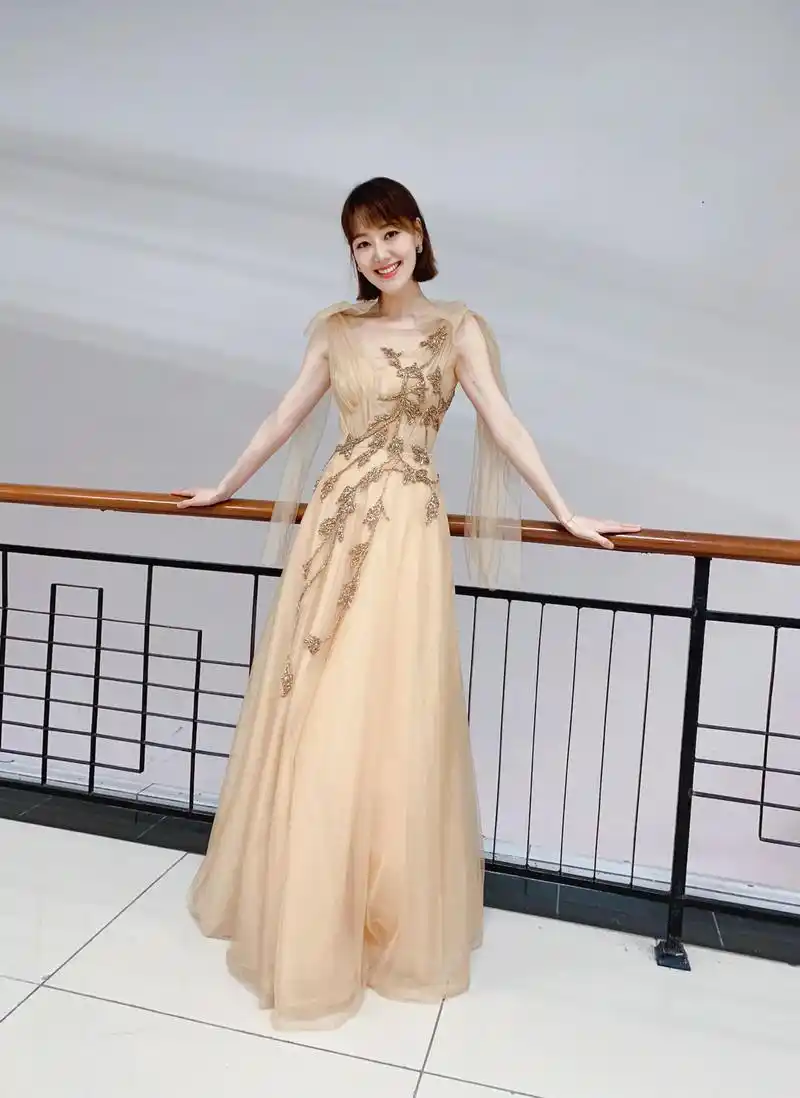 转过身来也要轻松惊艳所有人,王冠这件薄纱连衣裙的背后设计了露背,她