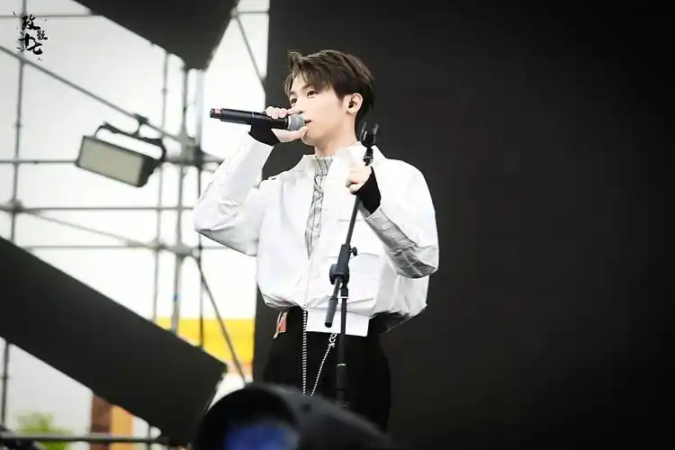 这个舌头!舌头!李政你才19岁!太欲了!姐姐可以!