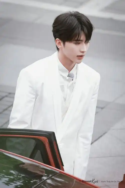 蔡徐坤超话|#奔跑吧蔡徐坤#我单方面宣布这件白西装上top榜了!