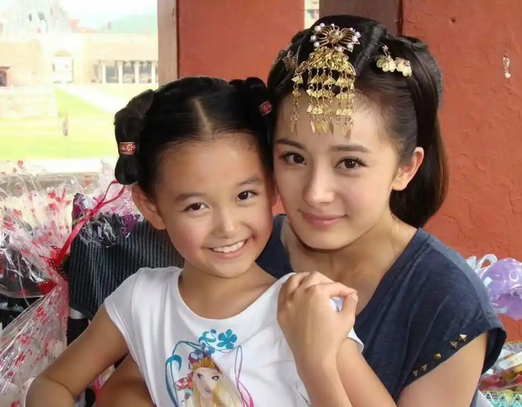 看着杨幂抱着蒋依依和张雪迎的老照片,才有了杨幂真的长红了很久的实