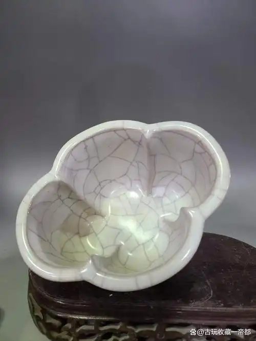 哥窑月白釉海棠四足笔洗「旧藏」长12.5cm宽11cm高8.5cm